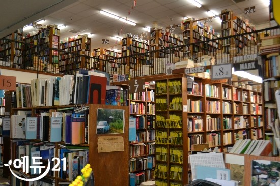 Bookstore_(Eugene,_Oregon).jpg